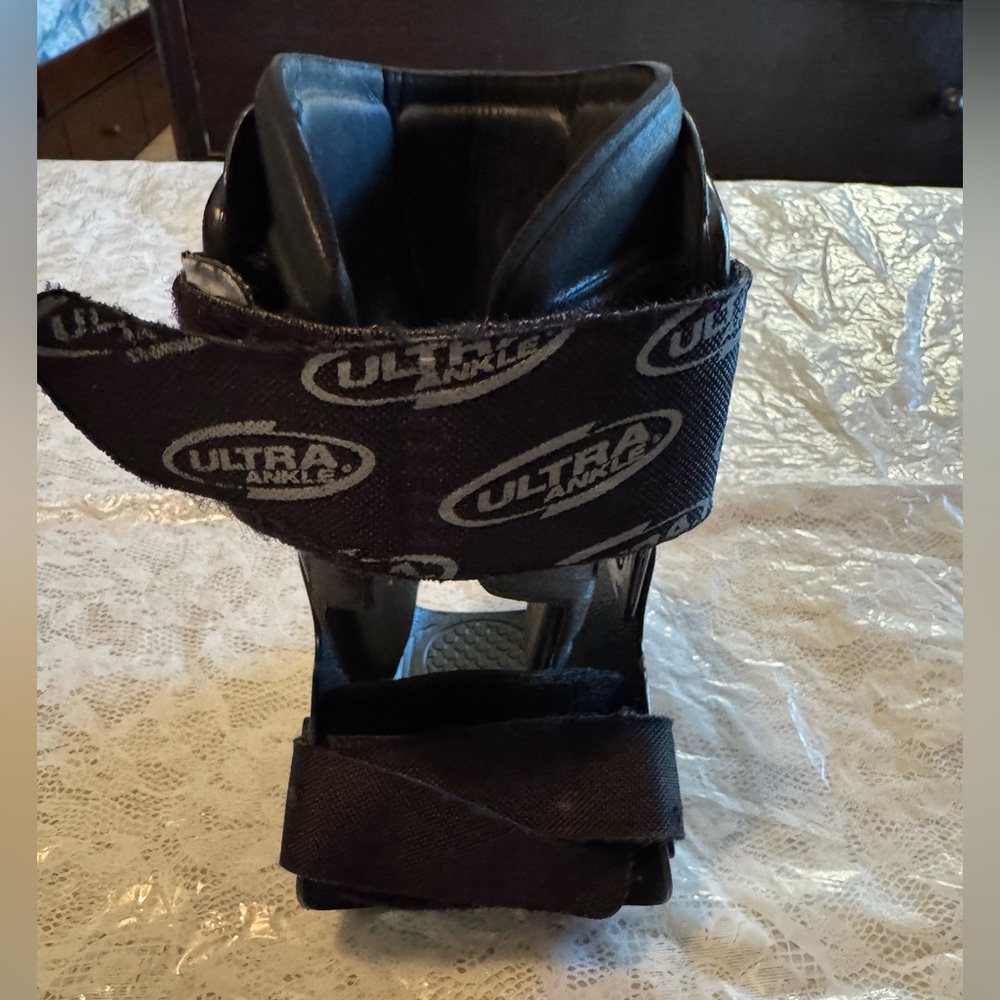 Ultra Zoom Women's Athletic Ankle Brace - Black - Picture 2 of 5